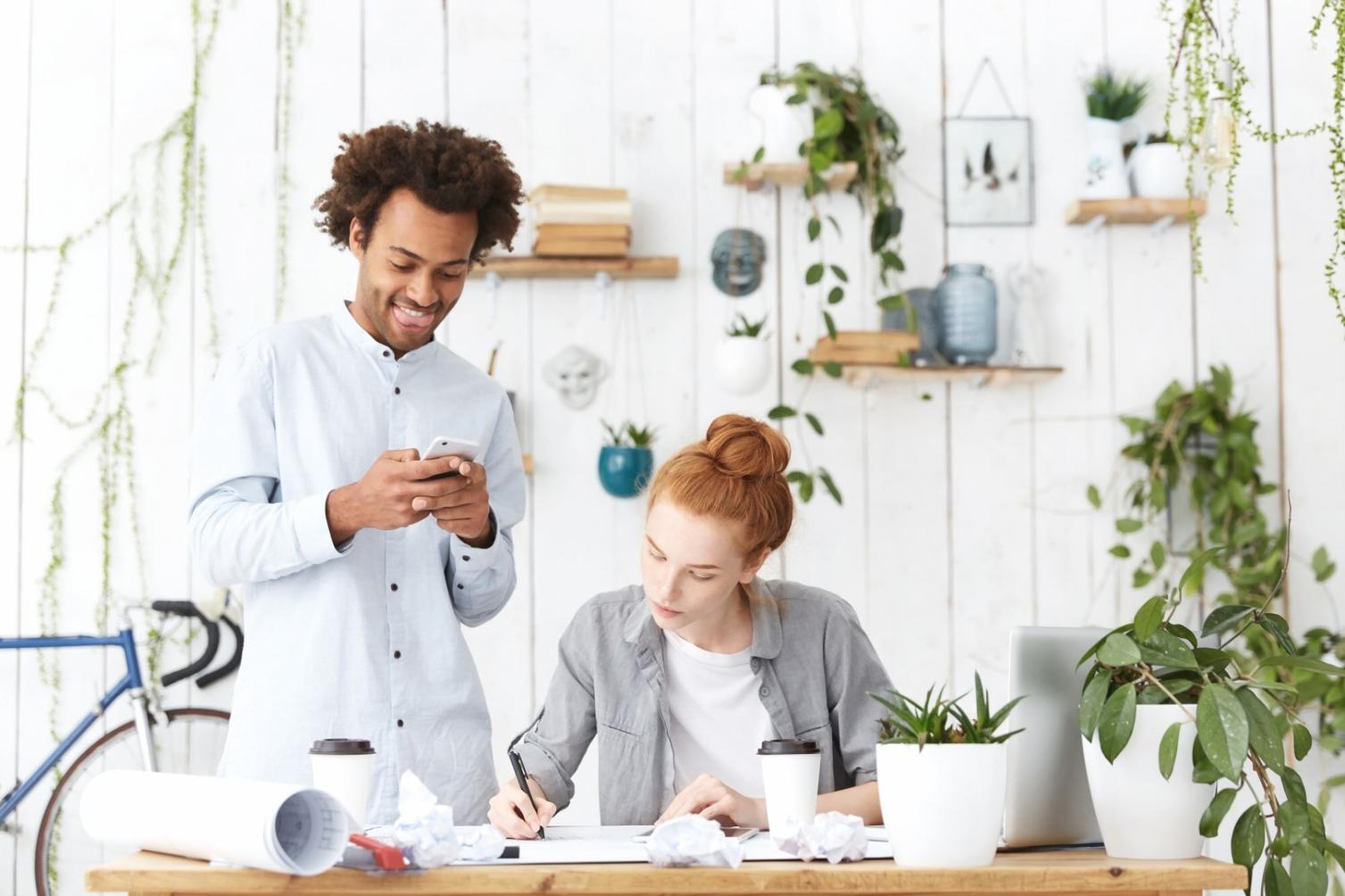 Equipo trabajando en análisis financiero